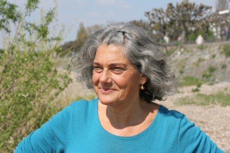 Christine schaut in die Ferne