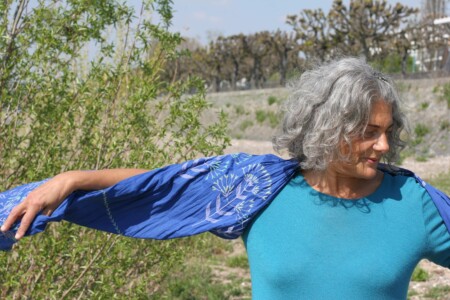 Christine spielt mit Schal