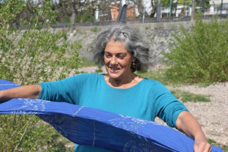 Christine lässt Schal im Wind fliegen