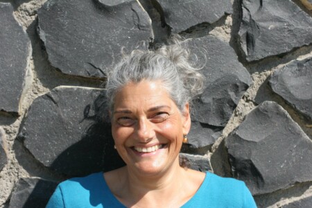 Christine mit Zopf an der Mauer