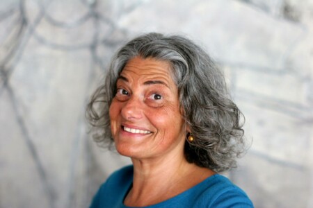 Christine lacht verschmitzt in die Kamera