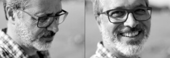 Doppelseite: Nahportrait eines bärtigen Manns mit Brille und Karohemd, einmal im Profil, einmal mit lachendem Blick in die Kamera