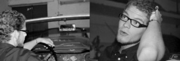 Doppelseite: junger Mann in Oldtimer von hintenfotografiert schaut Betrachter durch Rückspiegel an, junger Mann im Auto staunt