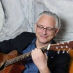 Christian Straube beim Gitarrespielen
