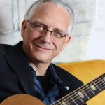 Christian Straube mit Gitarre