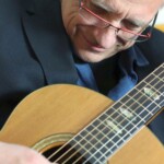 Christian Straube beim Gitarrespielen