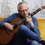 Christian Straube beim Gitarrespielen
