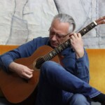 Christian Straube beim Gitarrespielen