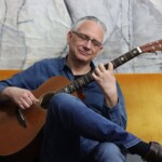 Christian Straube beim Gitarrespielen