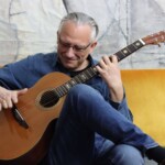 Christian Straube beim Gitarrespielen