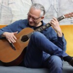 Christian Straube beim Gitarrespielen
