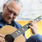 Christian Straube beim Gitarrespielen