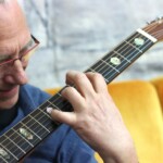 Christian Straube beim Gitarrespielen