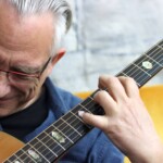 Christian Straube beim Gitarrespielen