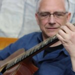 Christian Straube beim Gitarrespielen