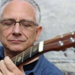 Christian Straube beim Gitarrespielen