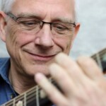 Christian Straube beim Gitarrespielen