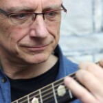 Christian Straube beim Gitarrespielen