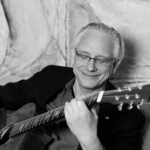 Christian Straube beim Gitarrespielen