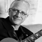 Christian Straube mit Gitarre
