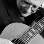 Christian Straube beim Gitarrespielen