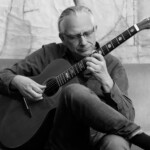 Christian Straube beim Gitarrespielen