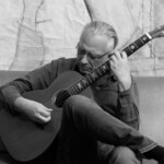 Christian Straube beim Gitarrespielen