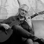 Christian Straube beim Gitarrespielen