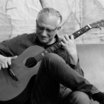 Christian Straube beim Gitarrespielen