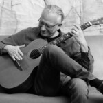 Christian Straube beim Gitarrespielen