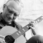 Christian Straube beim Gitarrespielen