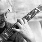 Christian Straube beim Gitarrespielen