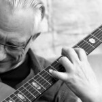 Christian Straube beim Gitarrespielen