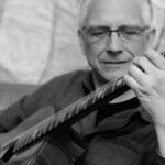 Christian Straube beim Gitarrespielen