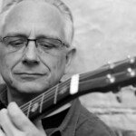 Christian Straube beim Gitarrespielen
