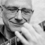 Christian Straube beim Gitarrespielen