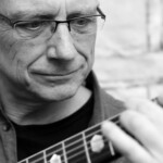 Christian Straube beim Gitarrespielen