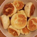 Viele Dampfnudeln in einer Schüssel